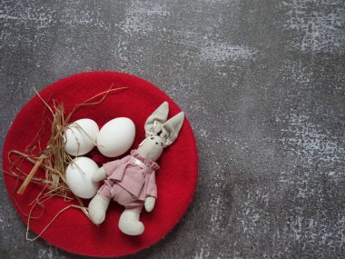 Renkli arka planda saman sepetinde üç yumurtanın şenlikli Paskalya yerleşimi
