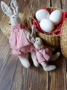 Renkli arka planda saman sepetinde üç yumurtanın şenlikli Paskalya yerleşimi