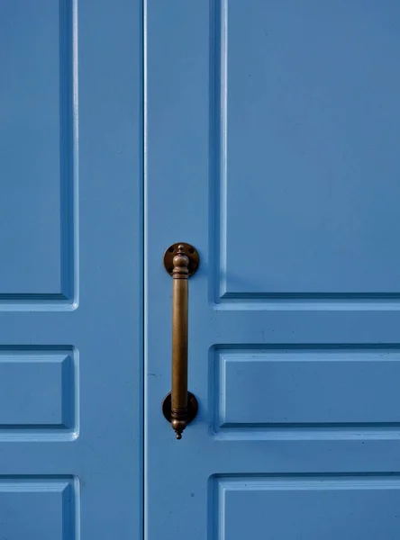 Drzwi Uchwytem Brązu — Zdjęcie stockowe