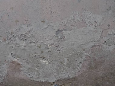 Büyük bir şehirde eski bir binanın desen renkli duvarı.