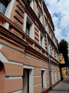 Büyük bir şehrin sokaklarında eski bir bina.