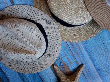 Deniz tatili arifesinde yerleşim planı ve açık mavi zeminde seyahat