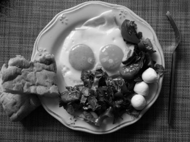 Güzel bir sabah, açık yeşil zemin üzerinde beyaz bir tabakta kahvaltı ekmeği.