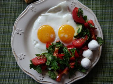 Güzel bir sabah, açık yeşil zemin üzerinde beyaz bir tabakta kahvaltı ekmeği.
