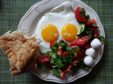 Güzel bir sabah, açık yeşil zemin üzerinde beyaz bir tabakta kahvaltı ekmeği.