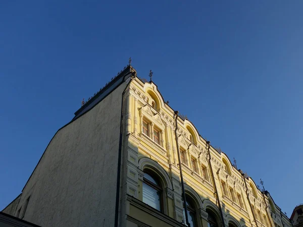 大城市街道上的旧建筑 — 图库照片