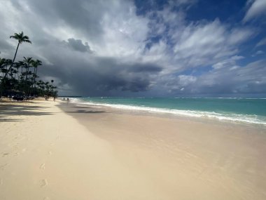 Sıcak ülkelere seyahate çıkmış deniz tatilleri ve plajların çizimleri.