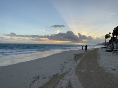 Sıcak ülkelere seyahate çıkmış deniz tatilleri ve plajların çizimleri.