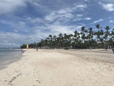Sıcak ülkelere seyahate çıkmış deniz tatilleri ve plajların çizimleri.