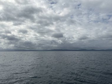 Sıcak ülkelere seyahate çıkmış deniz tatilleri ve plajların çizimleri.