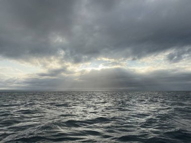 Sıcak ülkelere seyahate çıkmış deniz tatilleri ve plajların çizimleri.