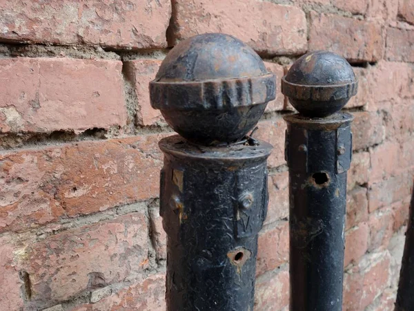 Postes Estrada Cidade Velha Feitos Suporte Metal Longo Uma Parede — Fotografia de Stock