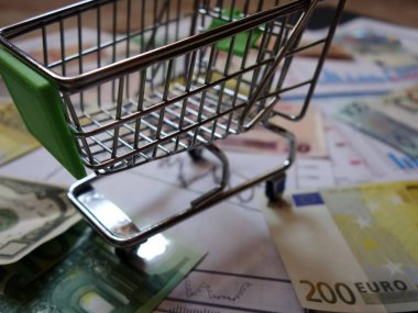 Finansal tablolar ve para birimlerinin arka planına karşı boş tüketici sepeti