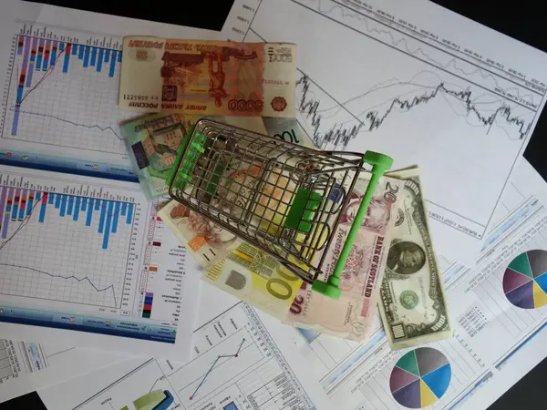 Prázdný Spotřebitelský Koš Pozadí Finančních Grafů Měn — Stock fotografie
