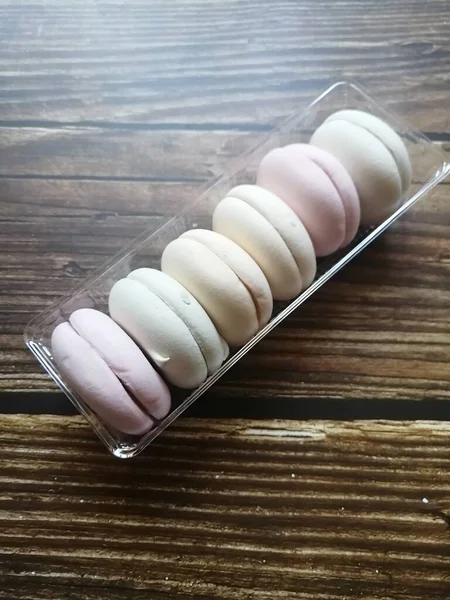 색깔있는 배경에 플라스틱 사탕의 — 스톡 사진