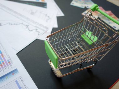 Finansal tablolar ve para birimlerinin arka planına karşı boş tüketici sepeti