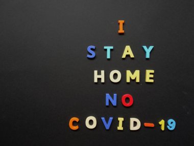 Coronavirüs hakkındaki renkli harflerin yerleşimi - covid-19