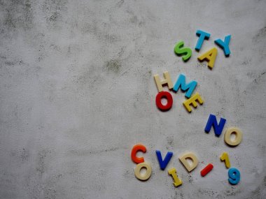 Coronavirüs hakkındaki renkli harflerin yerleşimi - covid-19