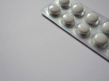 Hafif arkaplandaki plastik ambalaj tabletlerinin yerleşimi