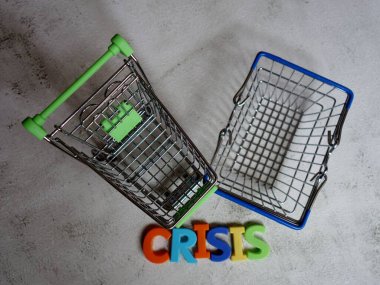 Renkli harf düzeni ve boş bir el arabası ve sepet.