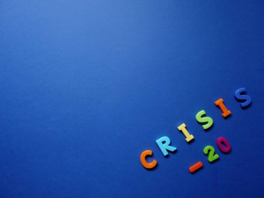 Renkli harf düzeni ve boş bir el arabası ve sepet.