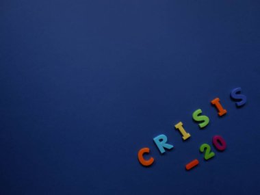 Renkli harf düzeni ve boş bir el arabası ve sepet.