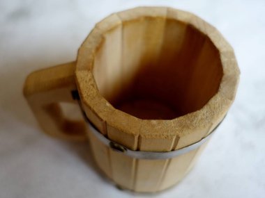 Sağlam bir arka planda soğuk içecek için ahşap bardak.