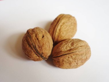 Beyaz arka planda üç ceviz dizilimi