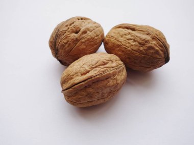 Beyaz arka planda üç ceviz dizilimi