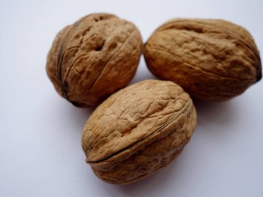 Beyaz arka planda üç ceviz dizilimi