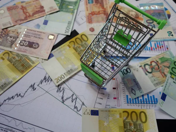 Lege Consumentenmand Tegen Achtergrond Van Financiële Grafieken Valuta — Stockfoto