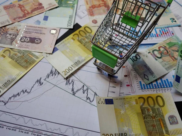 Lege Consumentenmand Tegen Achtergrond Van Financiële Grafieken Valuta — Stockfoto