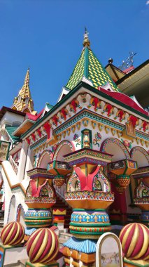 Büyük şehirde, renkli Kremlin 'in avlusunda mavi gökyüzüne karşı.