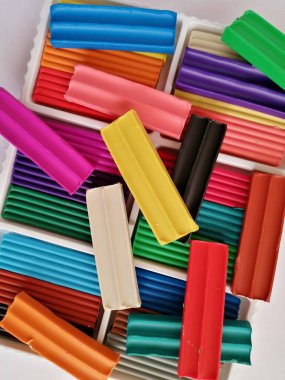 Yüzeydeki renkli plastiklerin yerleşimi