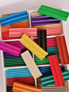 Yüzeydeki renkli plastiklerin yerleşimi