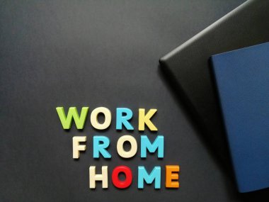 Uzak çalışma için yüzeyde bir dizüstü bilgisayar, kalem ve defter düzeni