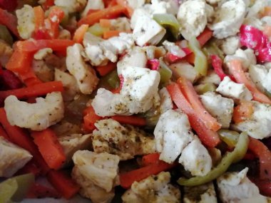 Pişmiş tavuk fileto ve sebze manzarası