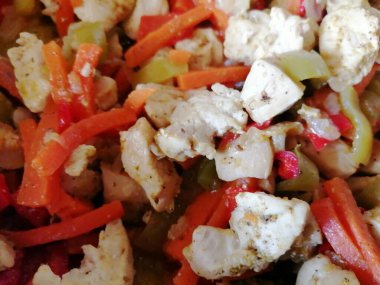 Pişmiş tavuk fileto ve sebze manzarası