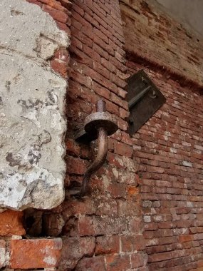 kırmızı tuğladan yapılmış desenli eski duvar