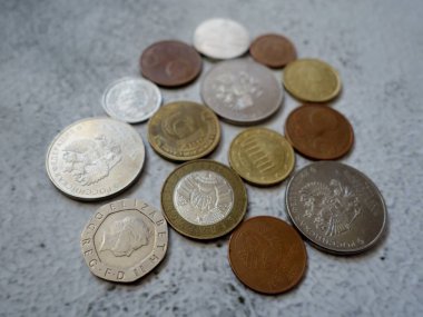 Yüzeydeki farklı ülkelerin metal para sikkelerinin yerleşimi