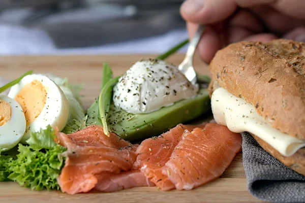 Petit Déjeuner Copieux Avec Truite Avocat Fromage Marie Parfaitement Avec — Photo