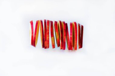 Kırmızı elma beyaz arkaplanda lobları keser.