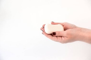 Katı sabun kadınların elinde.