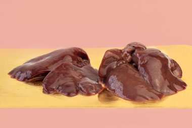 Birkaç parça taze tavuk ciğeri.