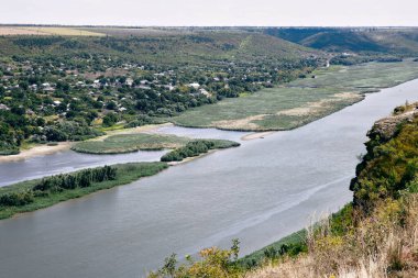 Geniş nehir ve tarlaların güzel manzarası