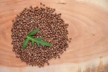 Tahta yüzeyde serpiştirilmiş karabuğday