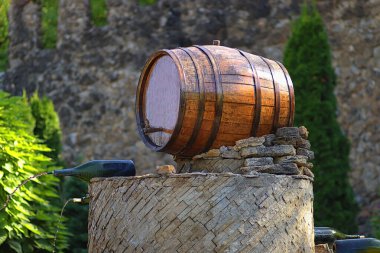 İçinden şarap fıçıları ve şarap şişeleri dökülür.