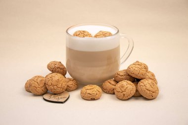 Kapuçino aromalı ve bademli kurabiyelerle lezzetlidir.