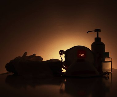 Grip veya koronavirüse karşı koruma. Maske, jel ve eldivenleri mermer yüzeyde dezenfekte etmek.