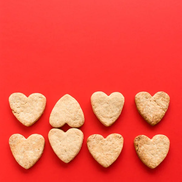 Cookies Forma Coração Com Fundo Vermelho — Fotografia de Stock